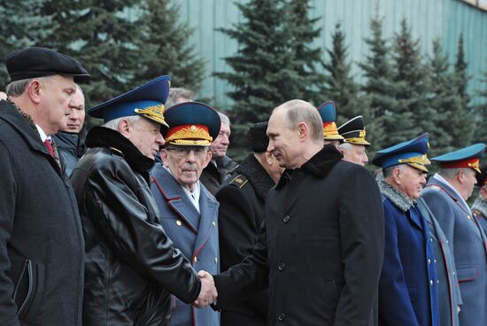 Russian President Vladimir Putin and Prime Minister Dmitry Medvedev lay wreath at Unknown Soldier's Tomb