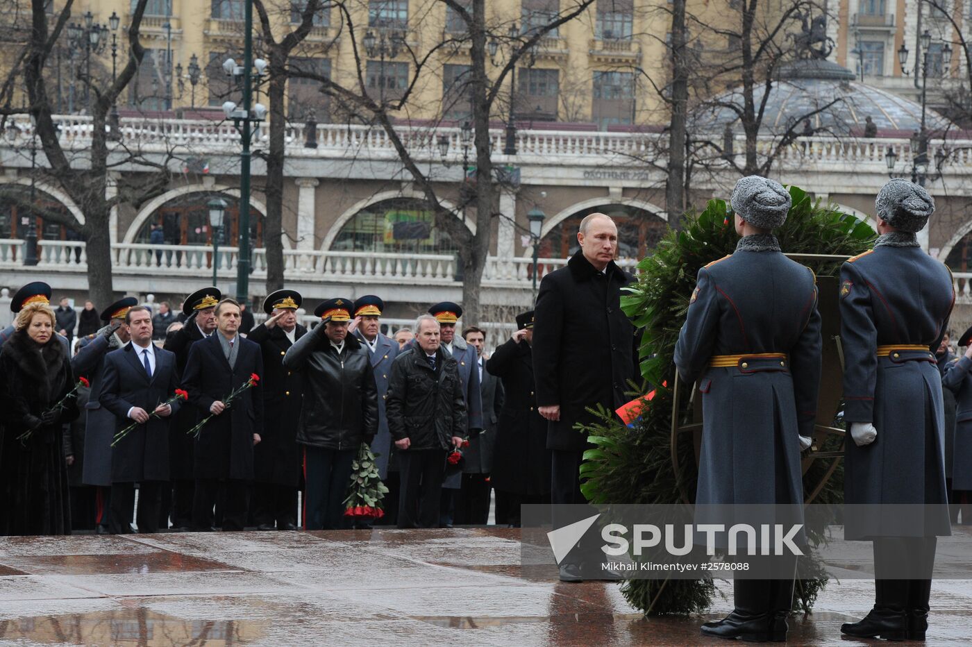 Russian President Vladimir Putin and Prime Minister Dmitry Medvedev lay wreath at Unknown Soldier's Tomb
