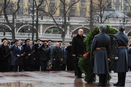 Russian President Vladimir Putin and Prime Minister Dmitry Medvedev lay wreath at Unknown Soldier's Tomb