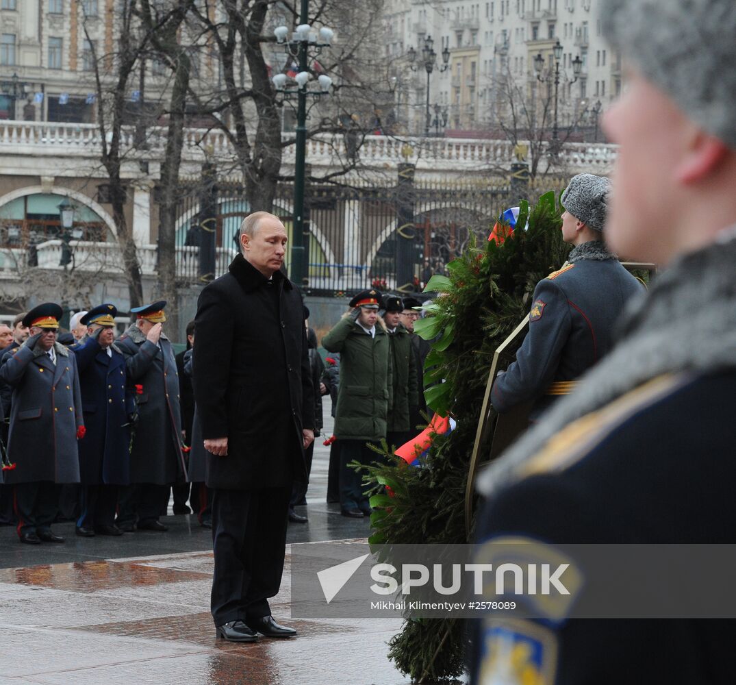 Russian President Vladimir Putin and Prime Minister Dmitry Medvedev lay wreath at Unknown Soldier's Tomb