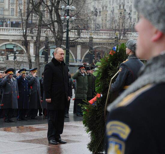 Russian President Vladimir Putin and Prime Minister Dmitry Medvedev lay wreath at Unknown Soldier's Tomb