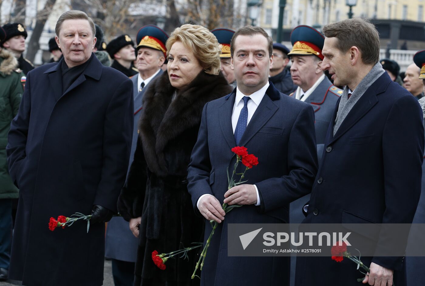 Russian President Vladimir Putin and Prime Minister Dmitry Medvedev lay wreath at Unknown Soldier's Tomb