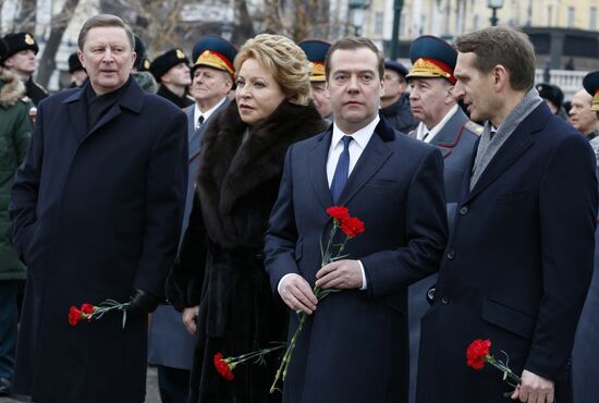 Russian President Vladimir Putin and Prime Minister Dmitry Medvedev lay wreath at Unknown Soldier's Tomb