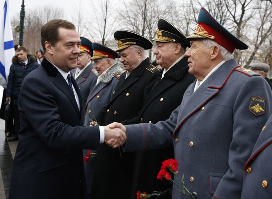 Russian President Vladimir Putin and Prime Minister Dmitry Medvedev lay wreath at Unknown Soldier's Tomb