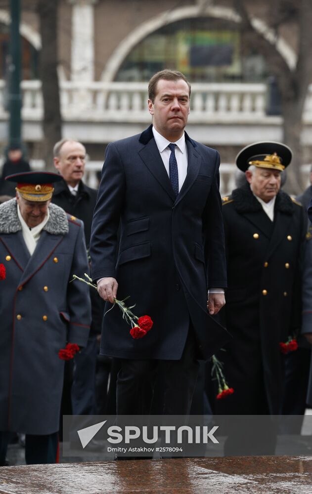 Russian President Vladimir Putin and Prime Minister Dmitry Medvedev lay wreath at Unknown Soldier's Tomb