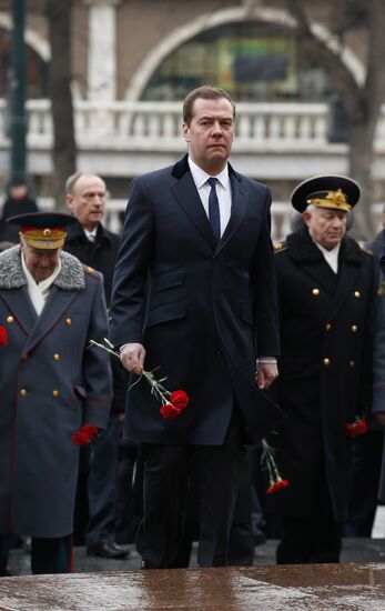 Russian President Vladimir Putin and Prime Minister Dmitry Medvedev lay wreath at Unknown Soldier's Tomb