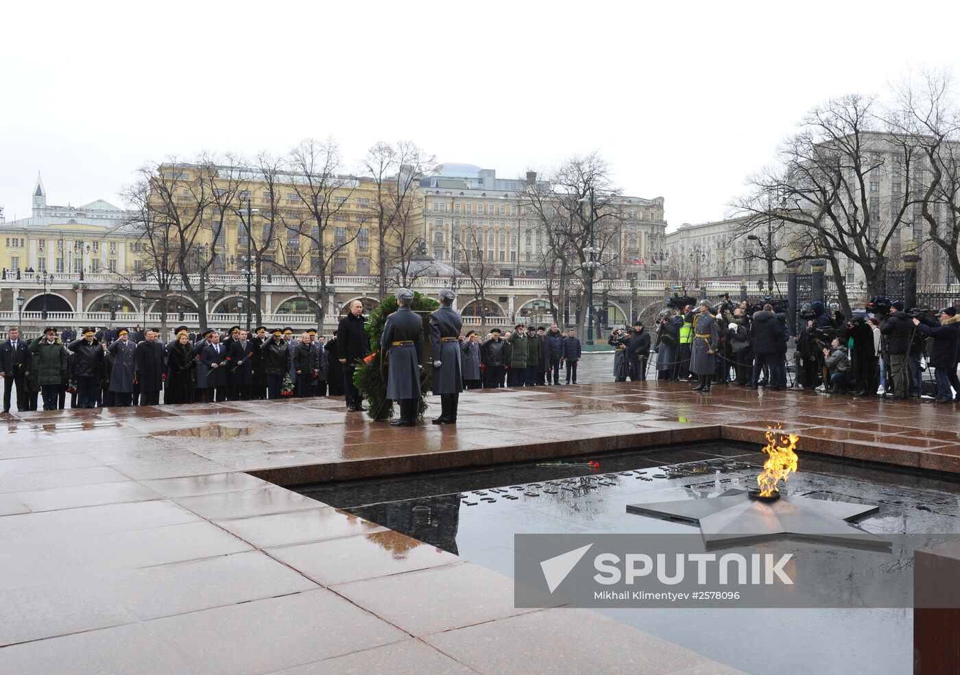 Russian President Vladimir Putin and Prime Minister Dmitry Medvedev lay wreath at Unknown Soldier's Tomb