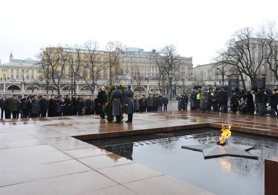 Russian President Vladimir Putin and Prime Minister Dmitry Medvedev lay wreath at Unknown Soldier's Tomb