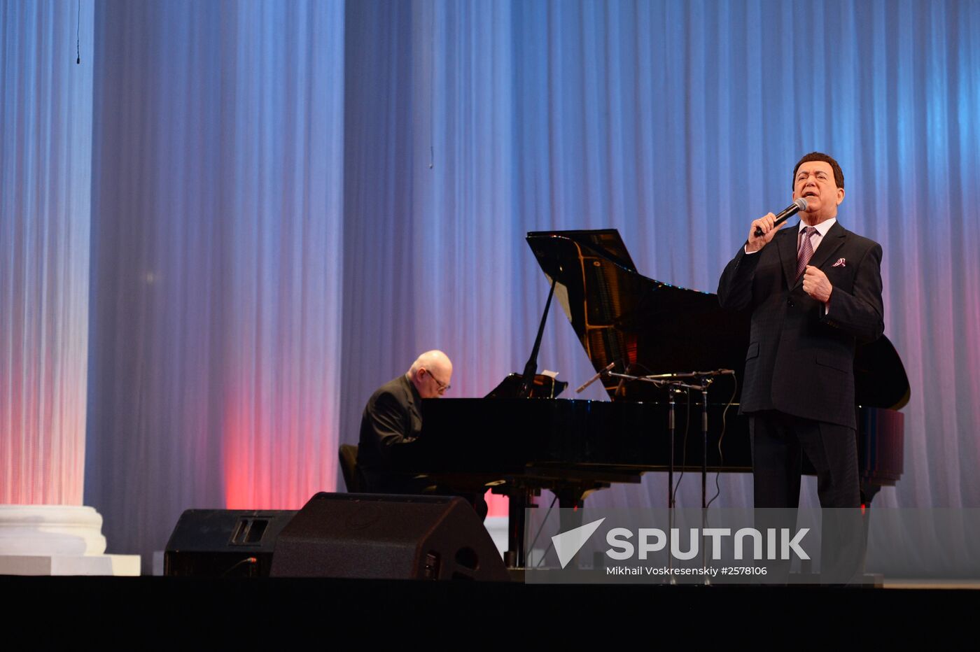 Iosif Kobzon gives concert in Donetsk