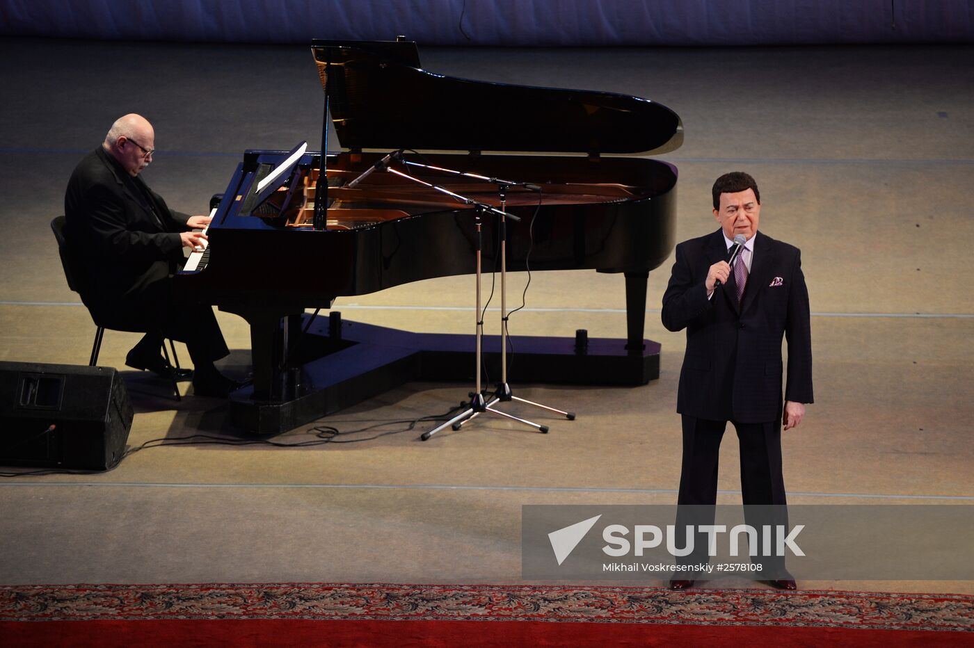 Iosif Kobzon gives concert in Donetsk