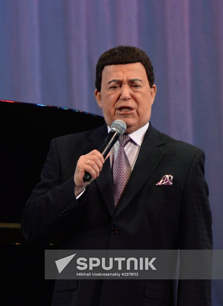 Iosif Kobzon gives concert in Donetsk