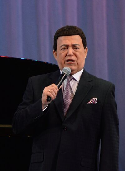 Iosif Kobzon gives concert in Donetsk