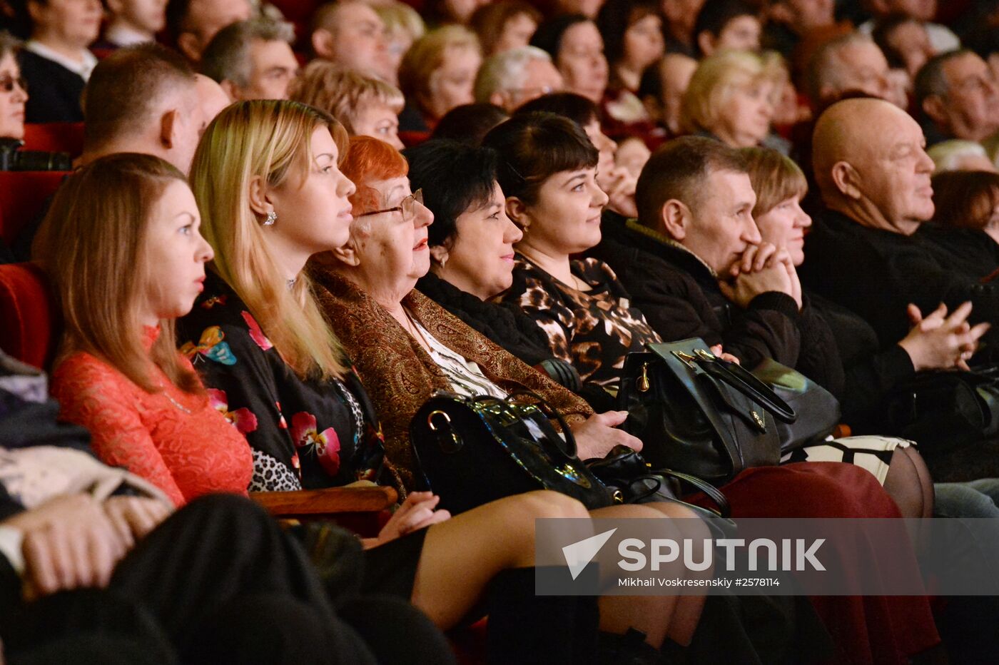 Iosif Kobzon gives concert in Donetsk