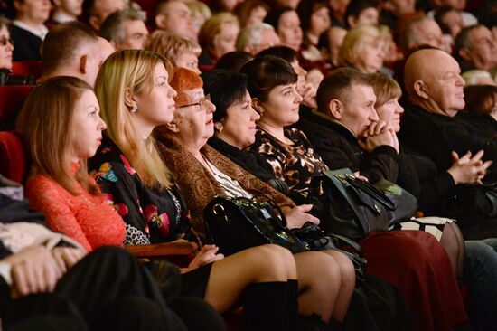 Iosif Kobzon gives concert in Donetsk