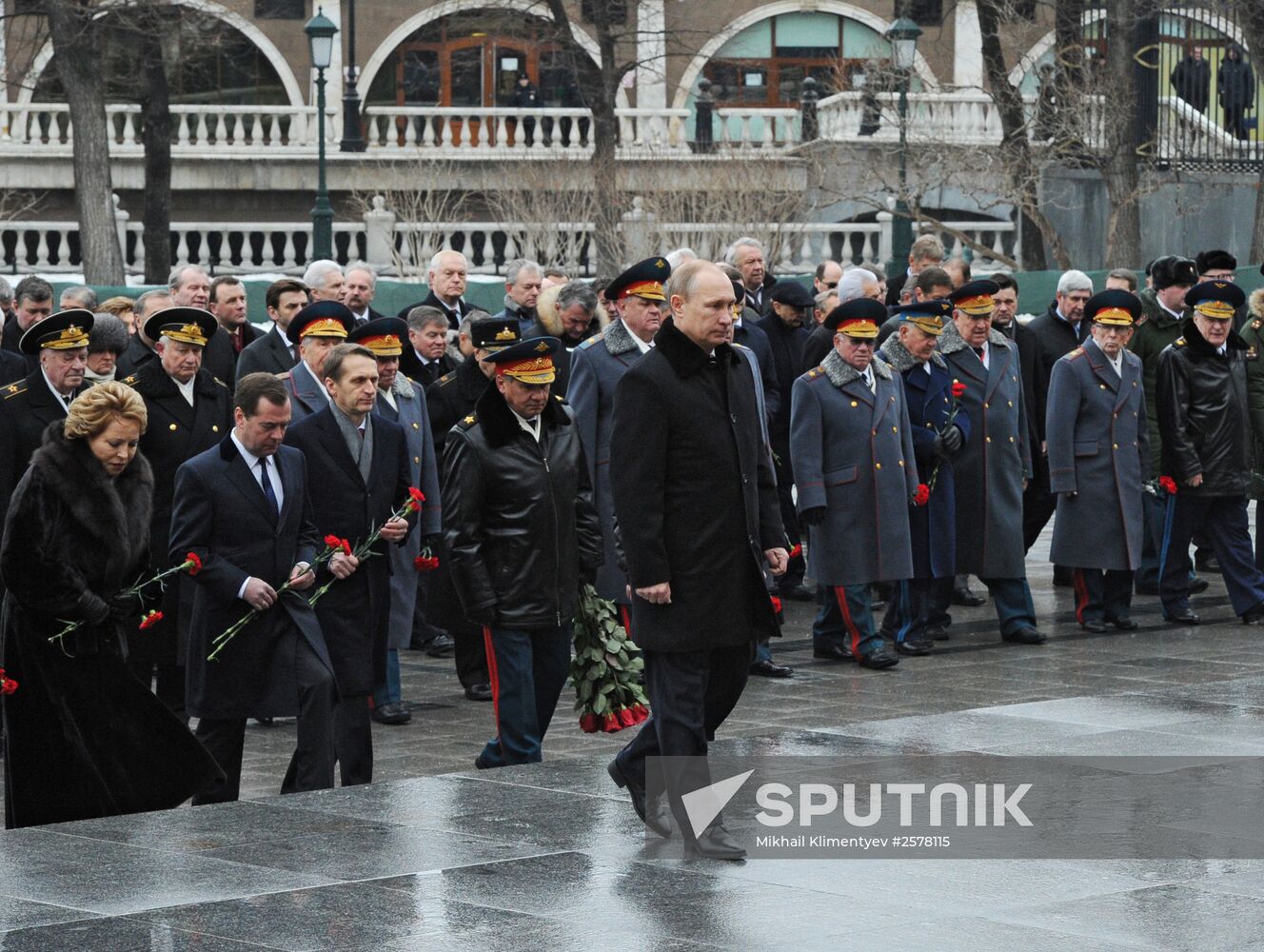 Russian President Vladimir Putin and Prime Minister Dmitry Medvedev lay wreath at Unknown Soldier's Tomb