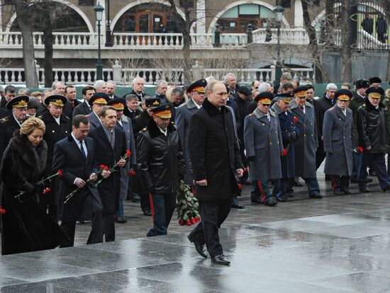Russian President Vladimir Putin and Prime Minister Dmitry Medvedev lay wreath at Unknown Soldier's Tomb