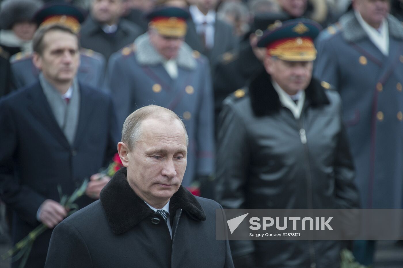 Russian President Vladimir Putin and Prime Minister Dmitry Medvedev lay wreath at Unknown Soldier's Tomb