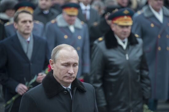 Russian President Vladimir Putin and Prime Minister Dmitry Medvedev lay wreath at Unknown Soldier's Tomb