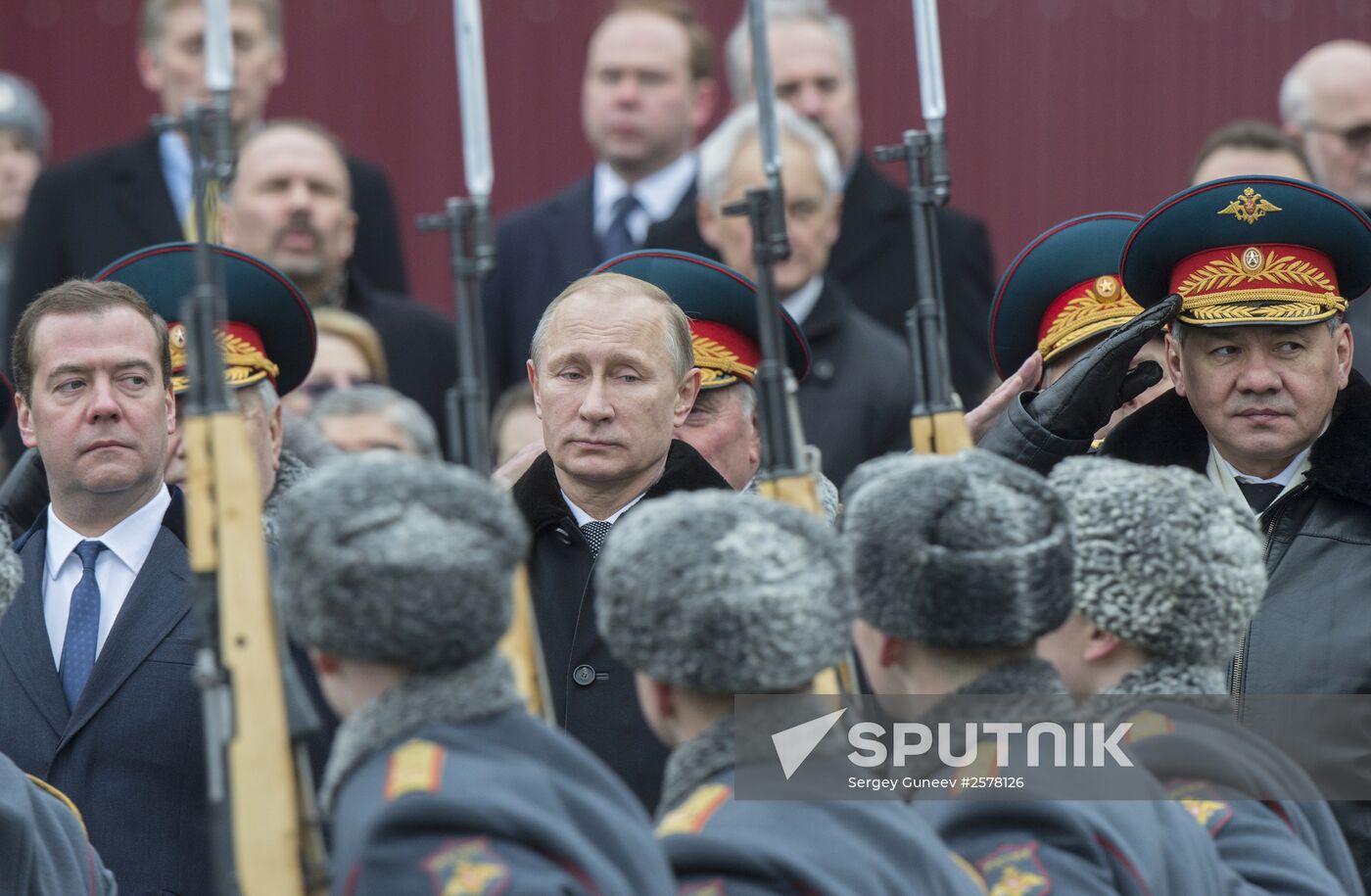 Russian President Vladimir Putin and Prime Minister Dmitry Medvedev lay wreath at Unknown Soldier's Tomb