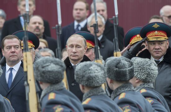 Russian President Vladimir Putin and Prime Minister Dmitry Medvedev lay wreath at Unknown Soldier's Tomb