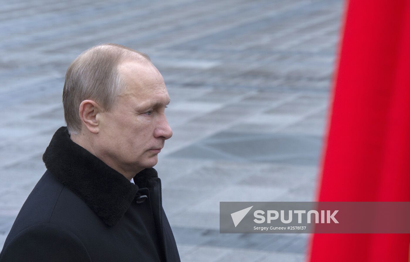 Russian President Vladimir Putin and Prime Minister Dmitry Medvedev lay wreath at Unknown Soldier's Tomb
