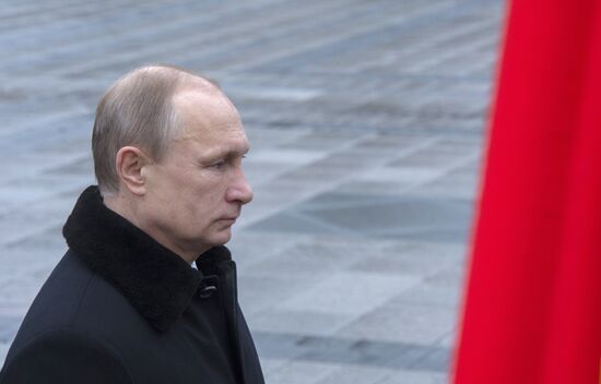 Russian President Vladimir Putin and Prime Minister Dmitry Medvedev lay wreath at Unknown Soldier's Tomb