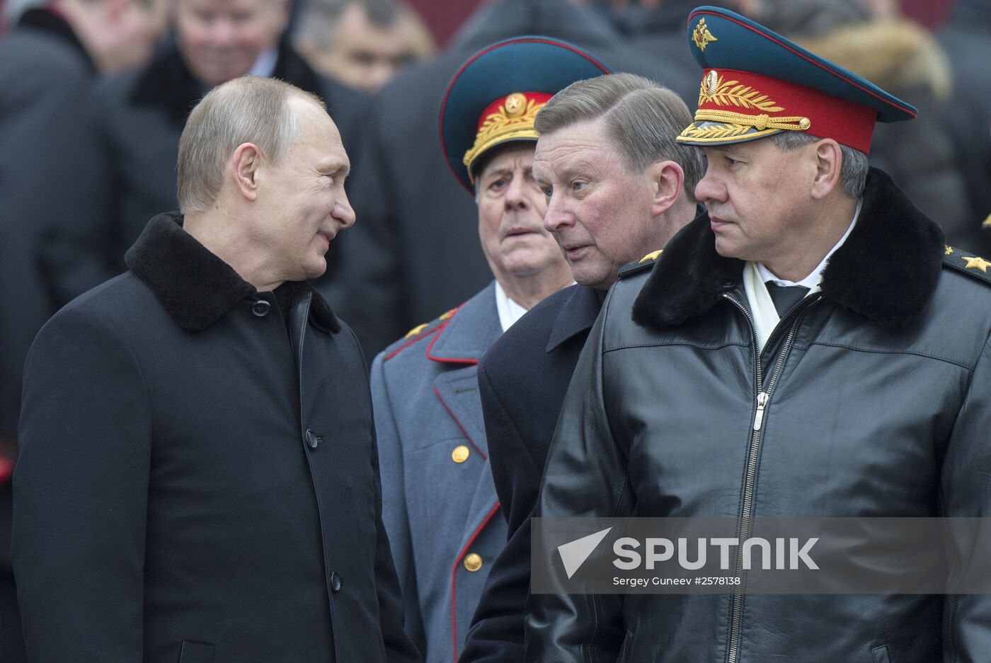 Russian President Vladimir Putin and Prime Minister Dmitry Medvedev lay wreath at Unknown Soldier's Tomb