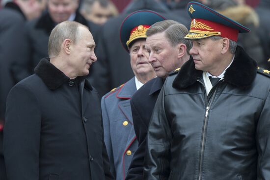 Russian President Vladimir Putin and Prime Minister Dmitry Medvedev lay wreath at Unknown Soldier's Tomb