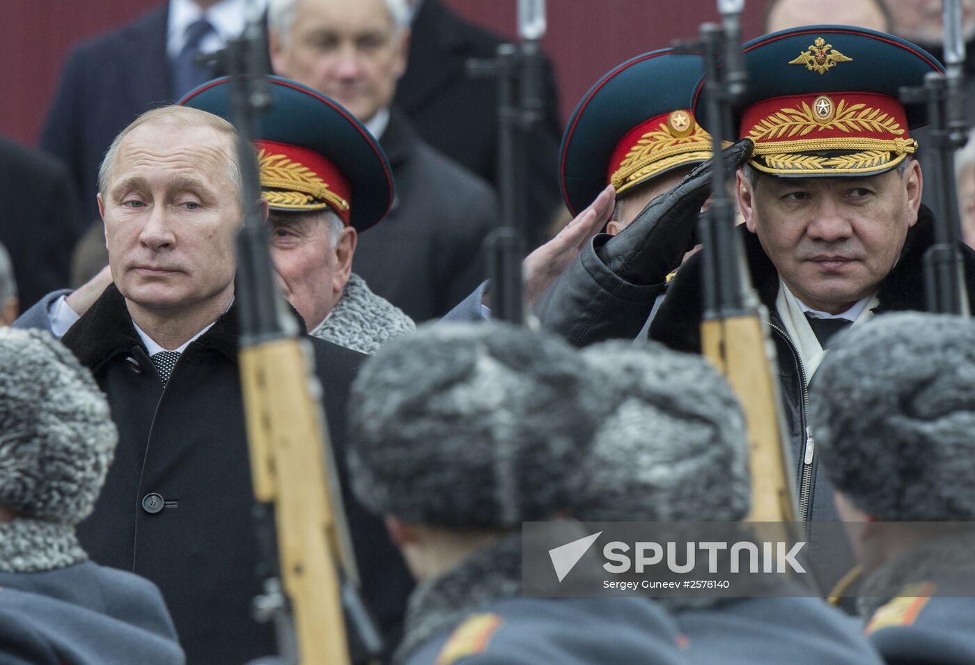 Russian President Vladimir Putin and Prime Minister Dmitry Medvedev lay wreath at Unknown Soldier's Tomb