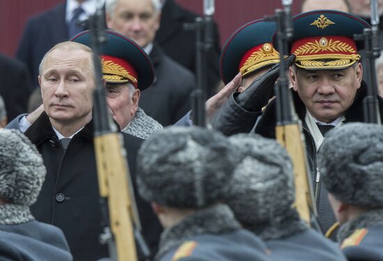 Russian President Vladimir Putin and Prime Minister Dmitry Medvedev lay wreath at Unknown Soldier's Tomb
