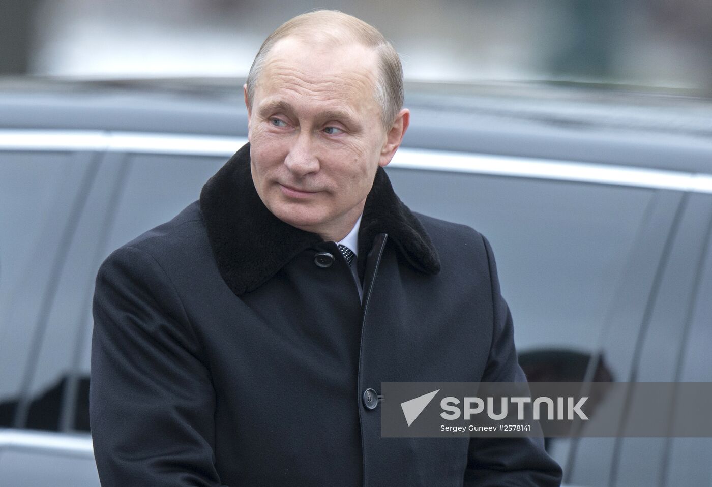 Russian President Vladimir Putin and Prime Minister Dmitry Medvedev lay wreath at Unknown Soldier's Tomb