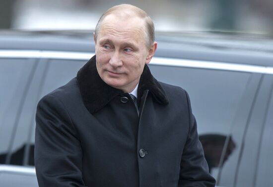 Russian President Vladimir Putin and Prime Minister Dmitry Medvedev lay wreath at Unknown Soldier's Tomb