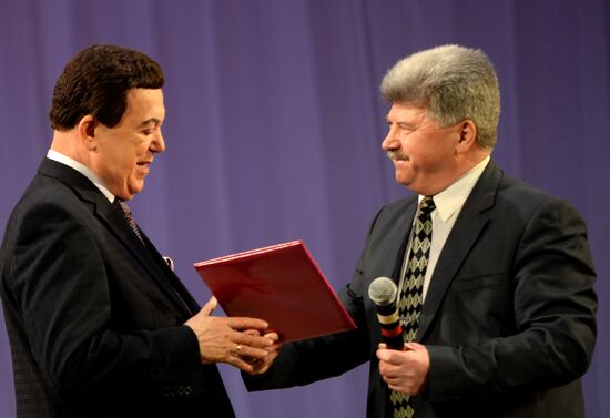 Iosif Kobzon gives concert in Donetsk