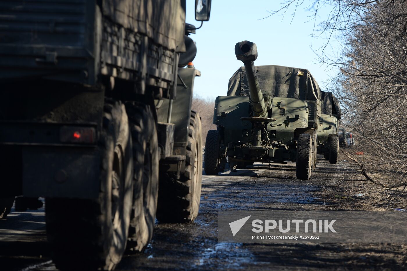 Withdrawing heavy military equipment form Donetsk