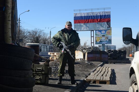 Checkpoint of DPR self-defense fighters at the exit from Makeyevka