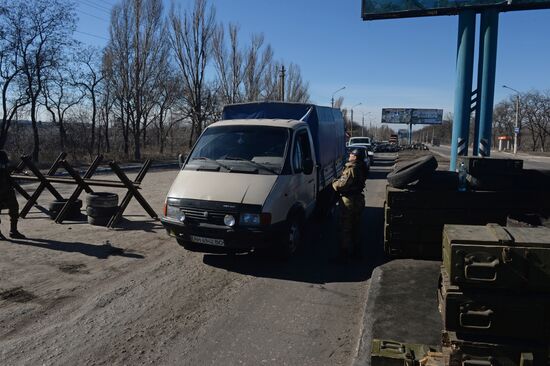 Checkpoint of DPR self-defense fighters at the exit from Makeyevka