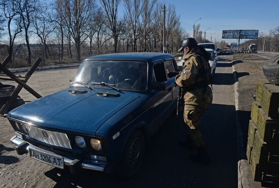 Checkpoint of DPR slef-defense fighters at the exit from Makeyevka