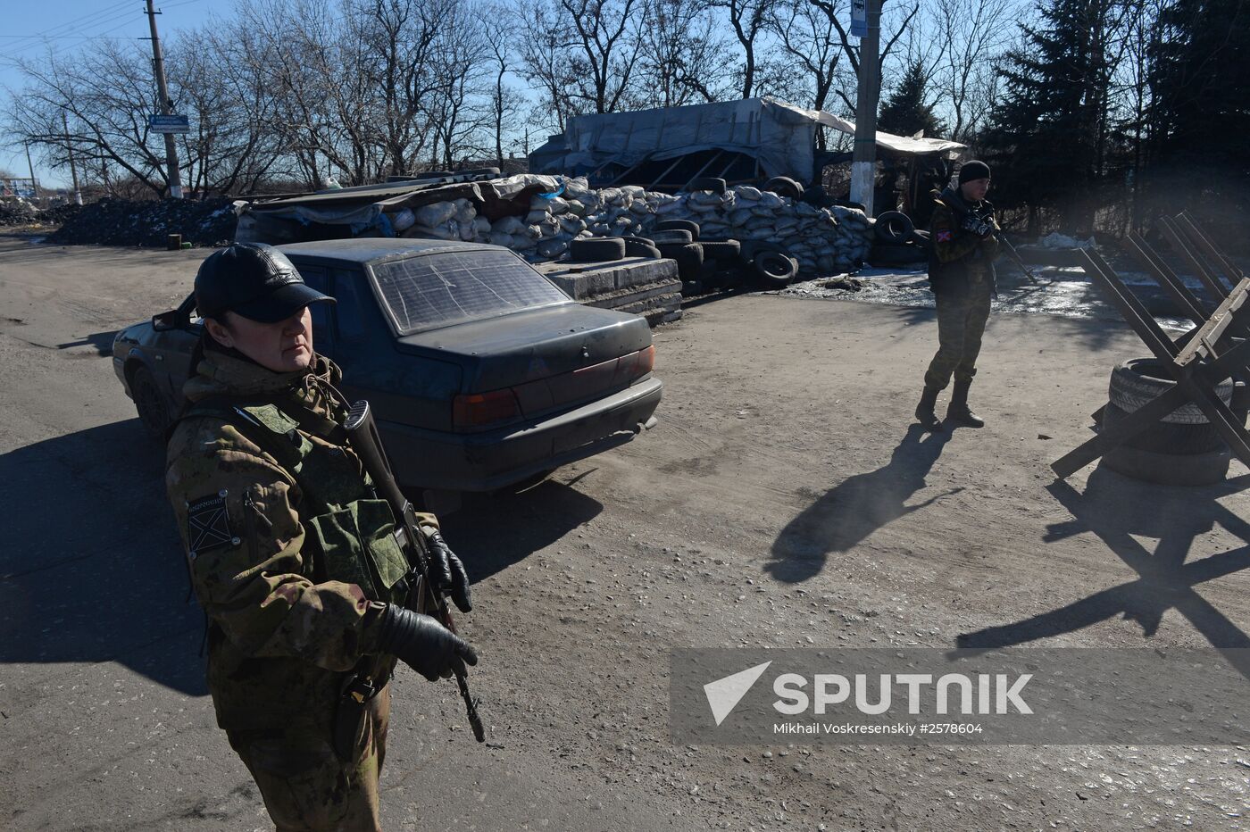 Checkpoint of DPR slef-defense fighters at the exit from Makeyevka