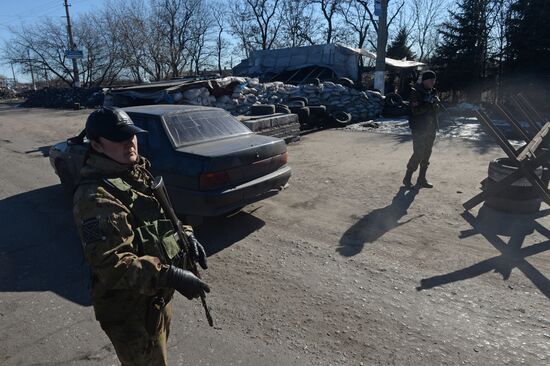 Checkpoint of DPR slef-defense fighters at the exit from Makeyevka