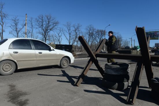 Checkpoint of DPR slef-defense fighters at the exit from Makeyevka