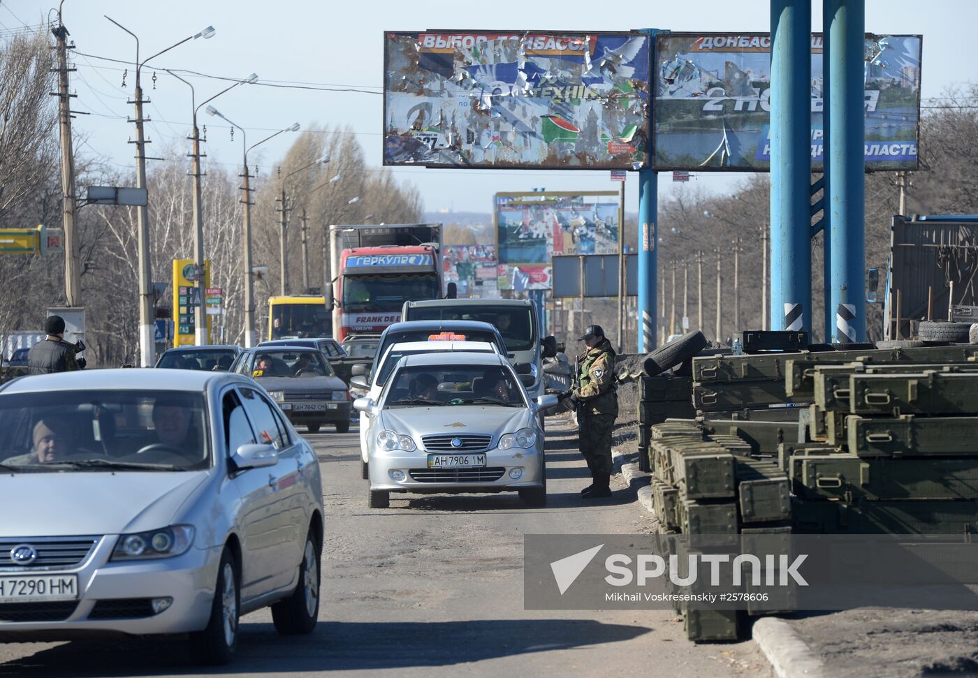 Checkpoint of DPR slef-defense fighters at the exit from Makeyevka
