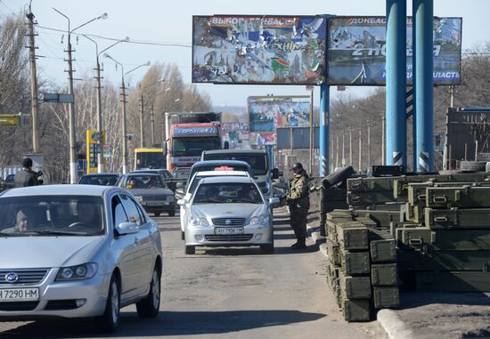 Checkpoint of DPR slef-defense fighters at the exit from Makeyevka