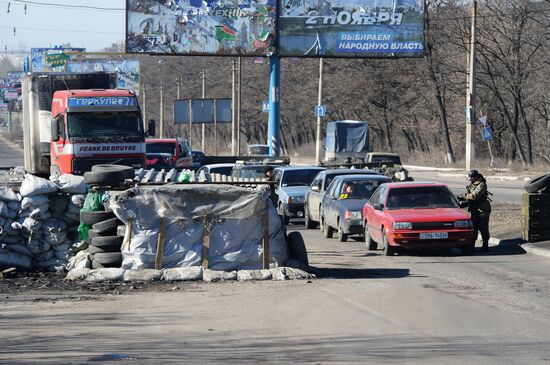 Checkpoint of DPR slef-defense fighters at the exit from Makeyevka