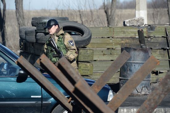 Checkpoint of DPR slef-defense fighters at the exit from Makeyevka