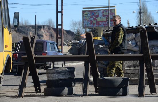 Checkpoint of DPR slef-defense fighters at the exit from Makeyevka