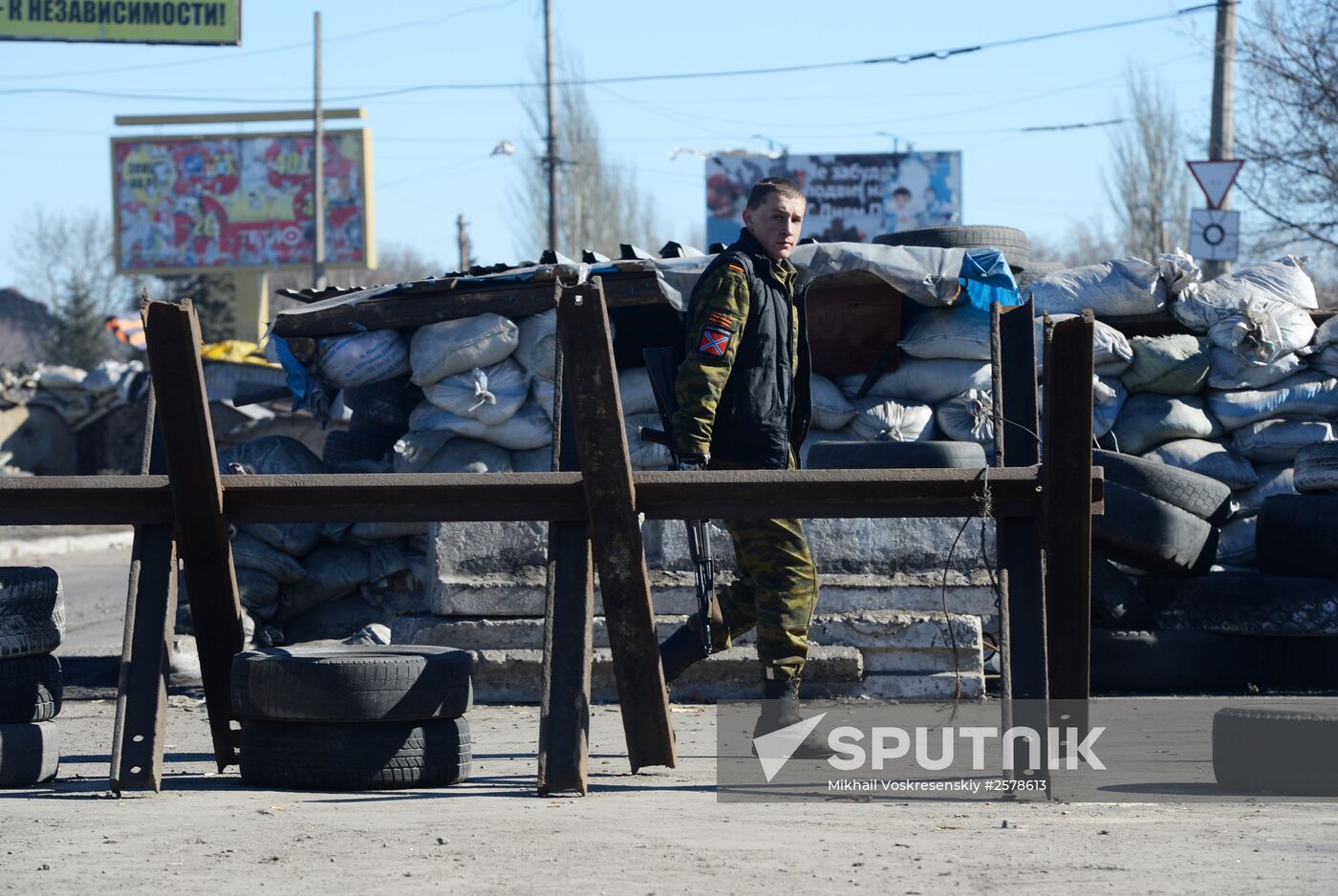 Checkpoint of DPR slef-defense fighters at the exit from Makeyevka