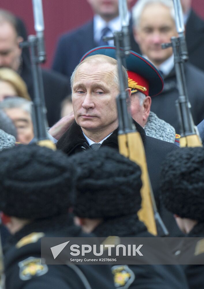 Russian President Vladimir Putin and Prime Minister Dmitry Medvedev lay wreath at Unknown Soldier's Tomb