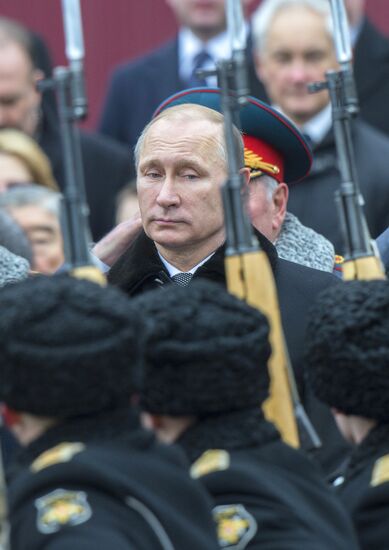 Russian President Vladimir Putin and Prime Minister Dmitry Medvedev lay wreath at Unknown Soldier's Tomb
