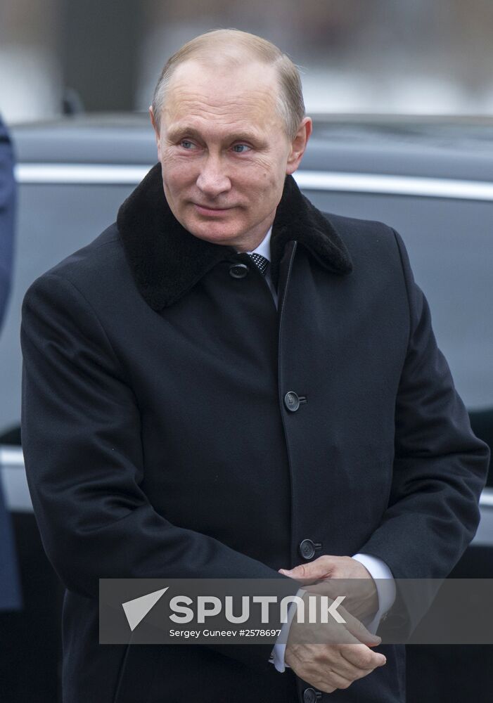 Russian President Vladimir Putin and Prime Minister Dmitry Medvedev lay wreath at Unknown Soldier's Tomb