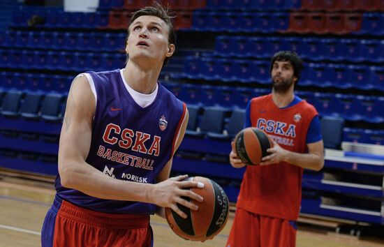 Basketball player Andrei Kirilenko signs a contract with PBC CSKA